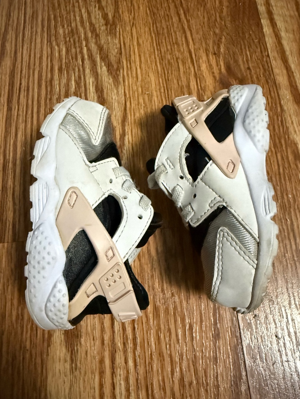 Nike Huarache Run sneakers in the "Grey Fog Pink Foam" Colorway Size 6C